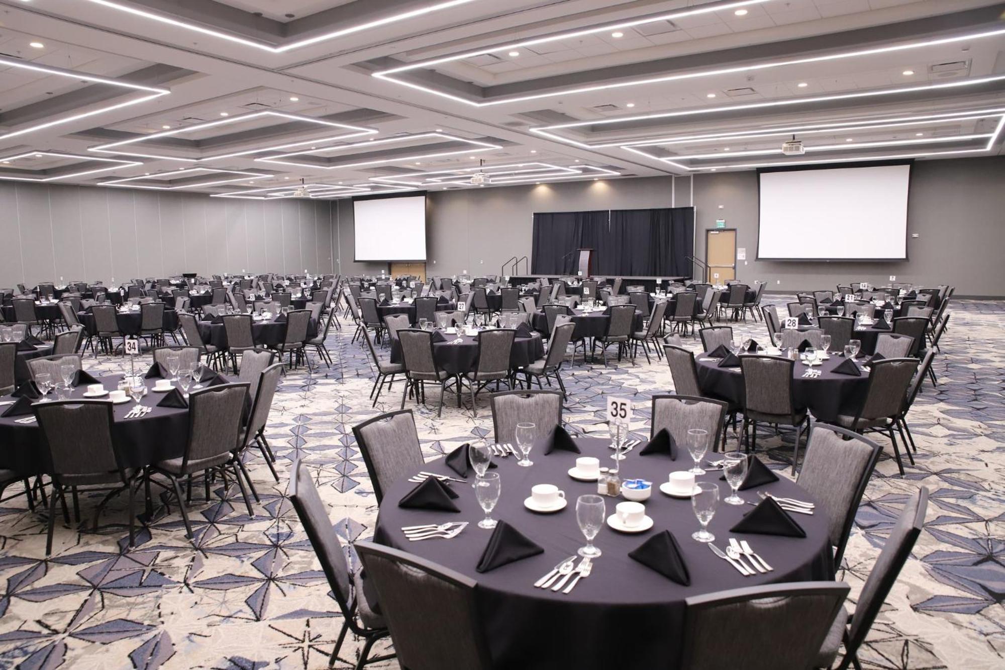 Holiday Inn & Suites Cedar Falls-Waterloo Event Ctr By Ihg Exterior foto