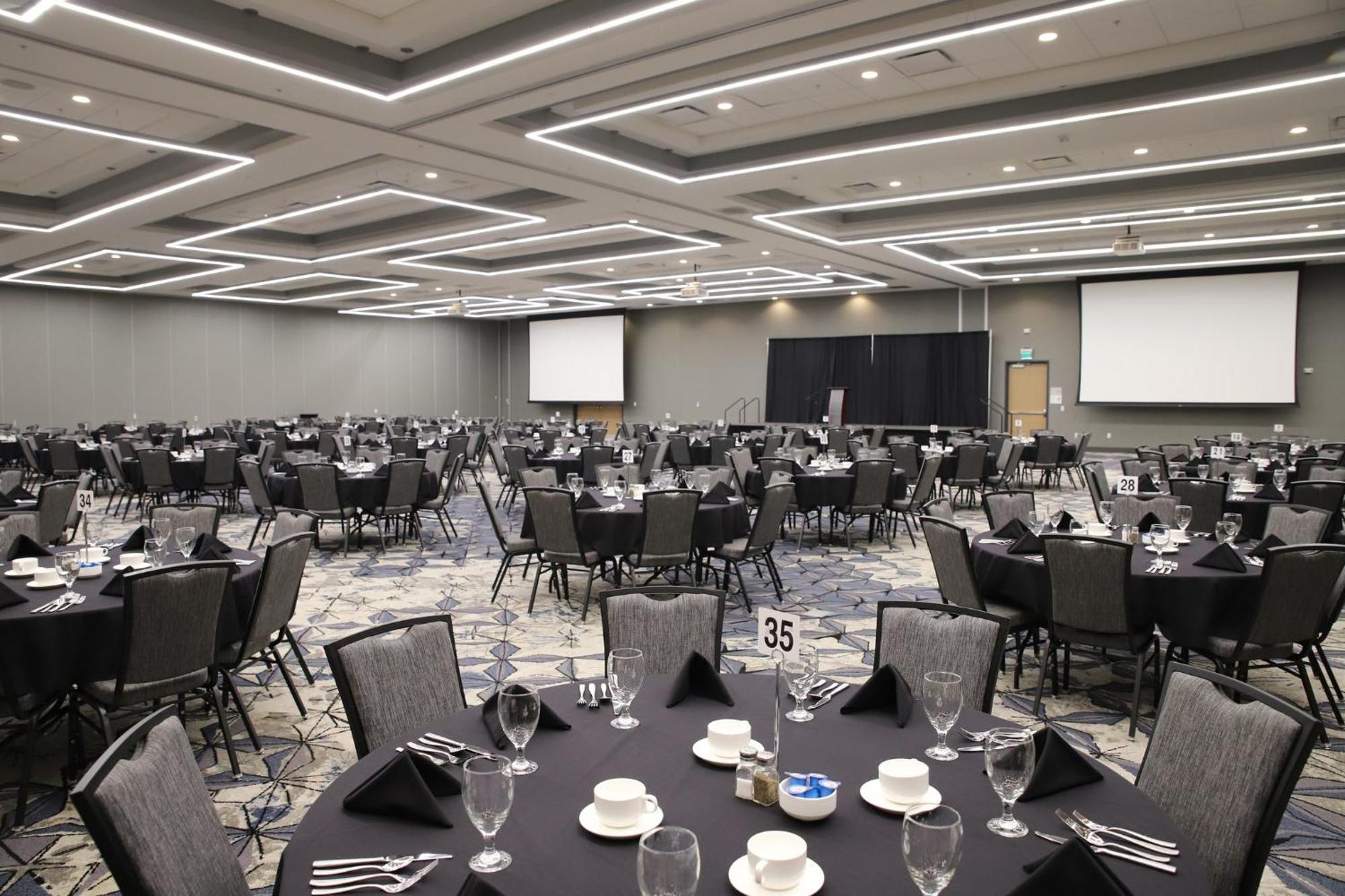 Holiday Inn & Suites Cedar Falls-Waterloo Event Ctr By Ihg Exterior foto