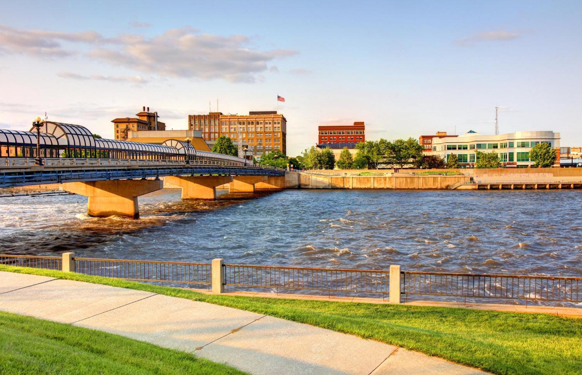 Holiday Inn & Suites Cedar Falls-Waterloo Event Ctr By Ihg Exterior foto