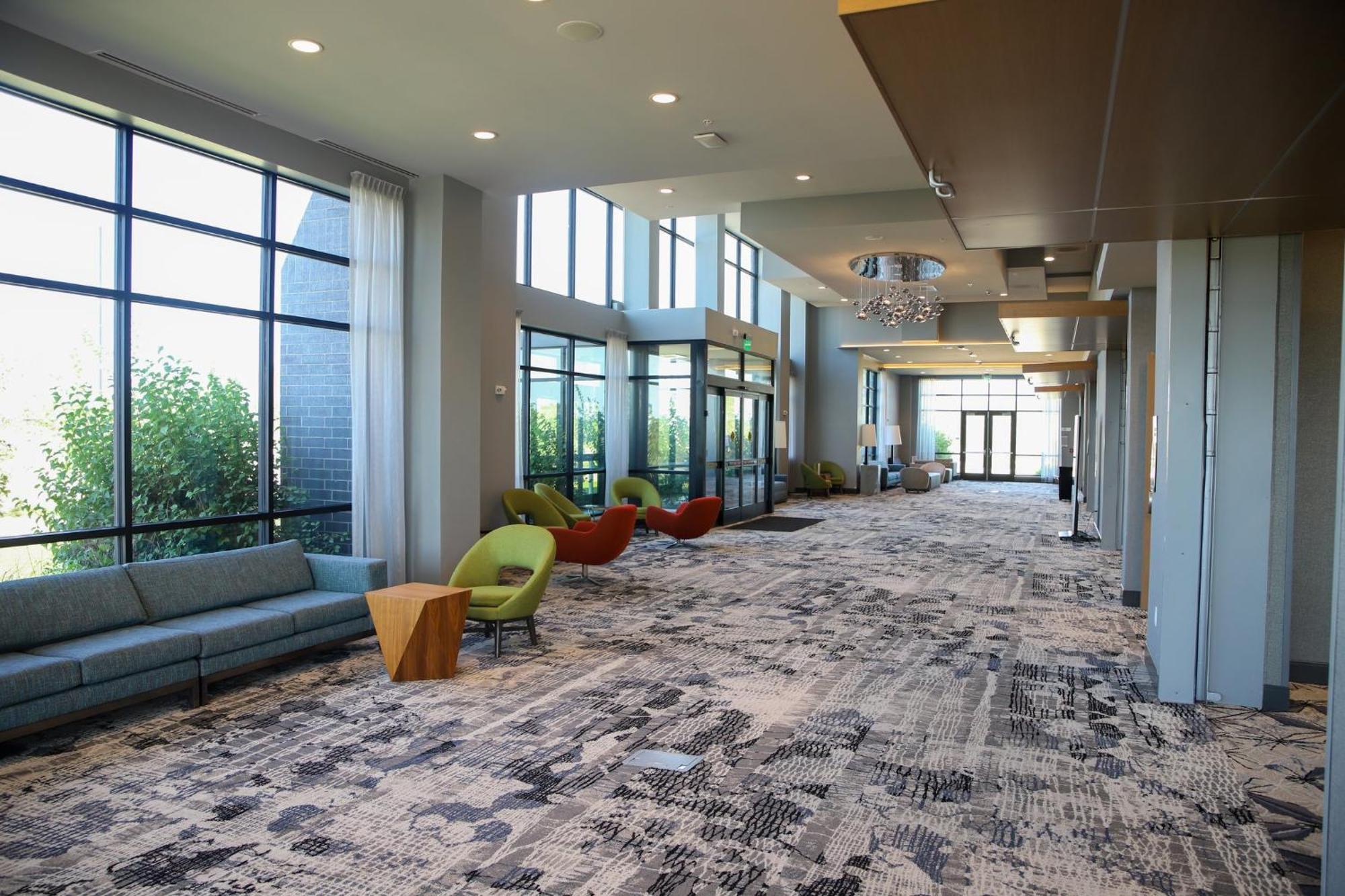 Holiday Inn & Suites Cedar Falls-Waterloo Event Ctr By Ihg Exterior foto