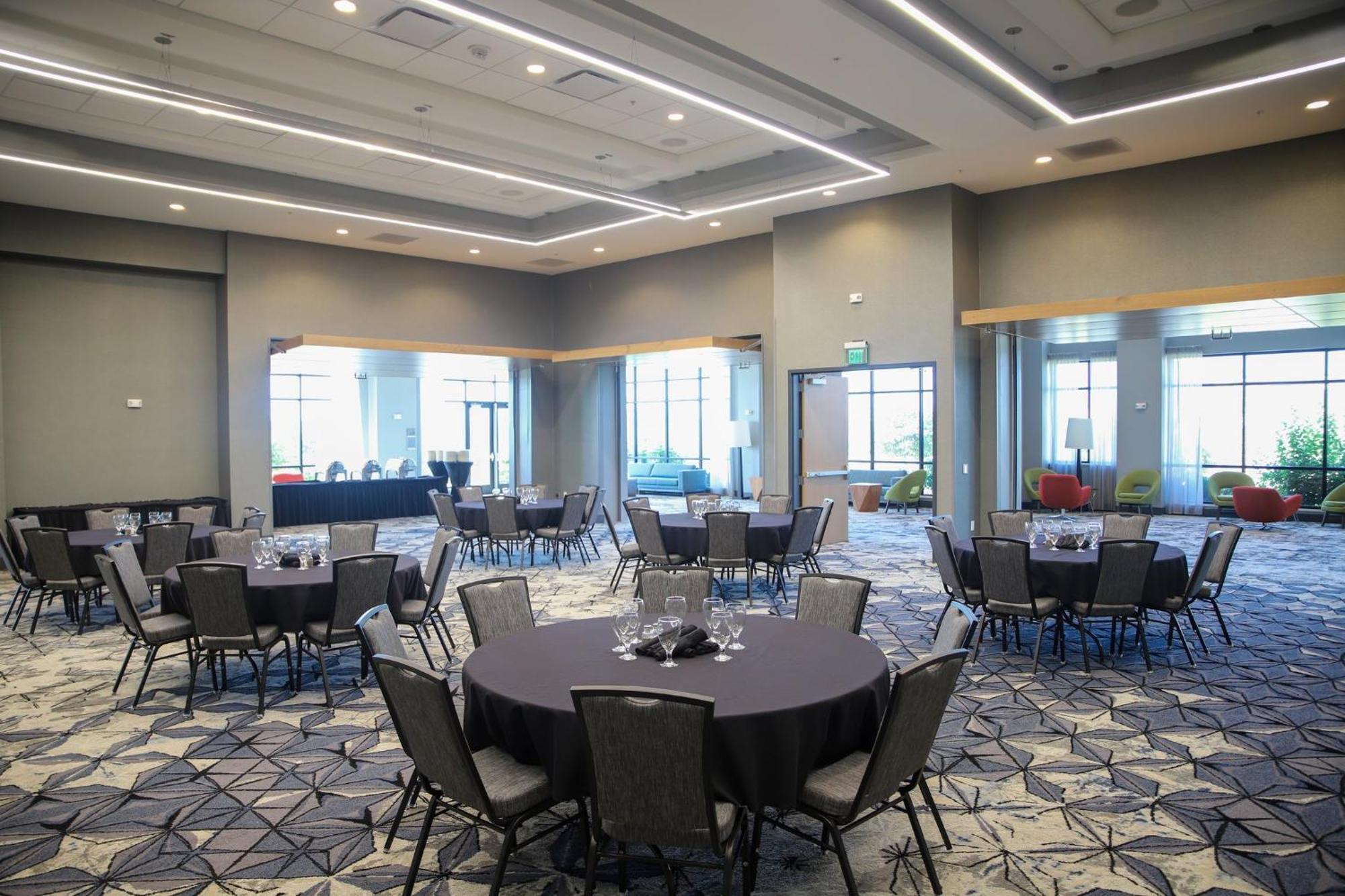 Holiday Inn & Suites Cedar Falls-Waterloo Event Ctr By Ihg Exterior foto