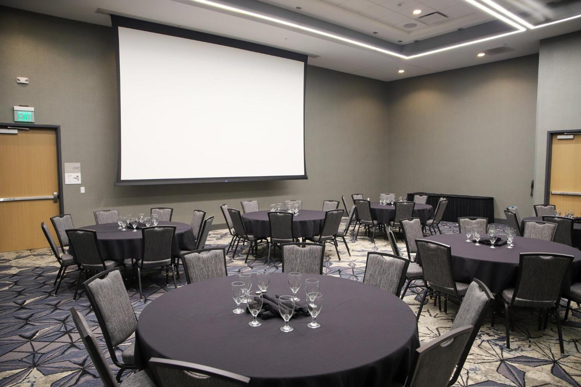 Holiday Inn & Suites Cedar Falls-Waterloo Event Ctr By Ihg Exterior foto